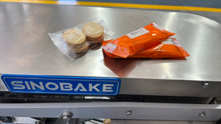 SINOBAKE High Speed Singel Lane Sandwich And Packing Machine for Cream Biscuit